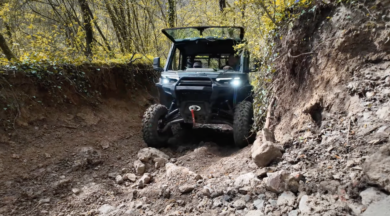 Can-Am Traxter HD11 en franchissement sur un terrain rocheux